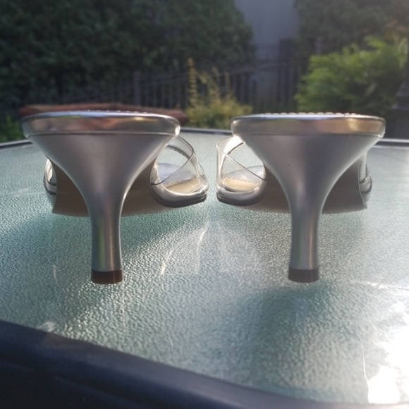 BNIB LIZ CLAIBORNE SILVER & ACRYLIC KITTEN HEELS - Picture 5 of 8